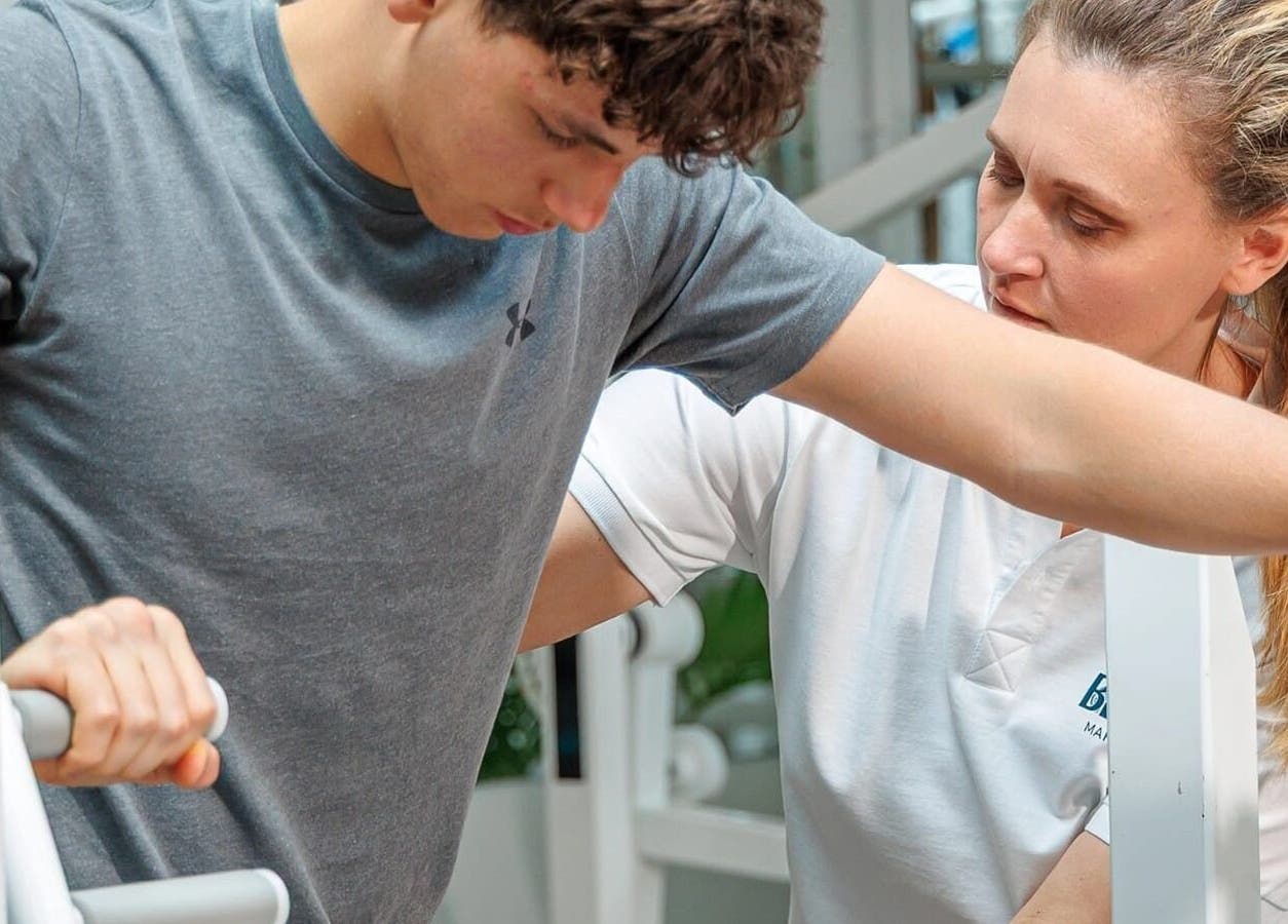 Personal trainer assists a client at Sierra Blanca Personal trainings studio, Marbella, Andalucía, ES.
