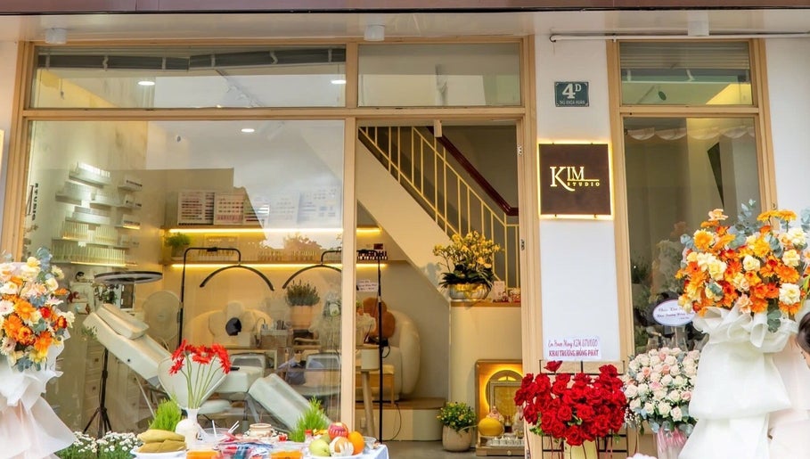 Entrance of Kim Studio in Thành Phố Đà Lạt, Lâm Đồng, VN, adorned with flowers and elegant design.