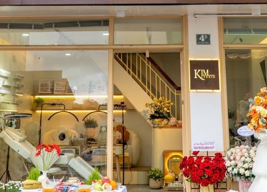 Entrance of Kim Studio in Thành Phố Đà Lạt, Lâm Đồng, VN, adorned with flowers and elegant design.