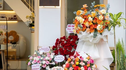 Vibrant floral arrangements welcoming guests at Kim Studio, Thành Phố Đà Lạt, Lâm Đồng, VN.