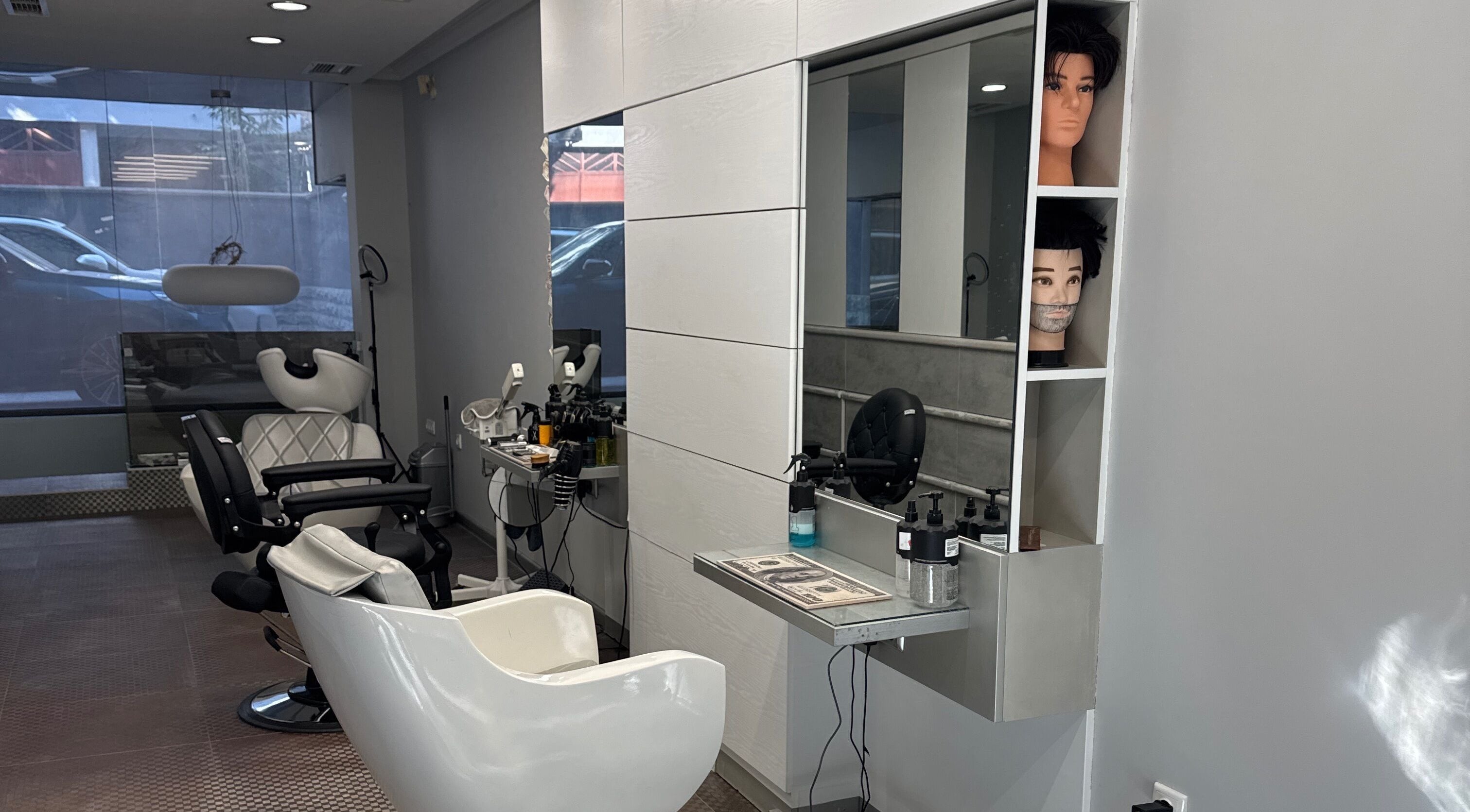 Интериор на модерния салон The Next Level във Варна, Варна, BG с удобни бръснарски столове.