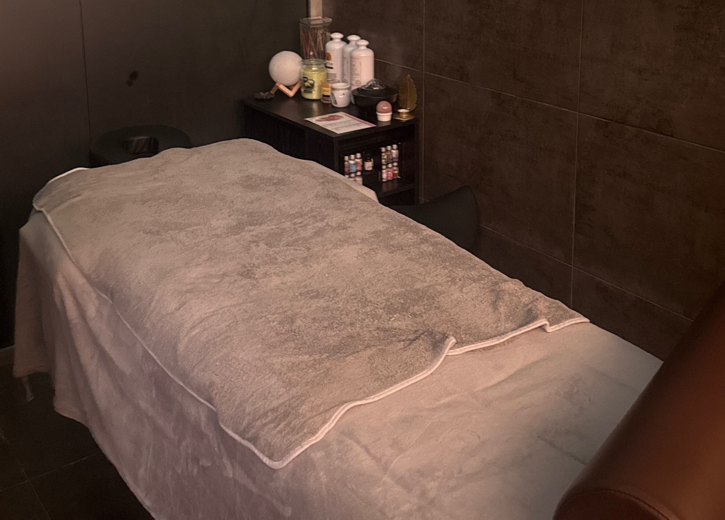 Масажна стая в The Next Level, Варна, Варна, BG с комфортно легло и уютна атмосфера.