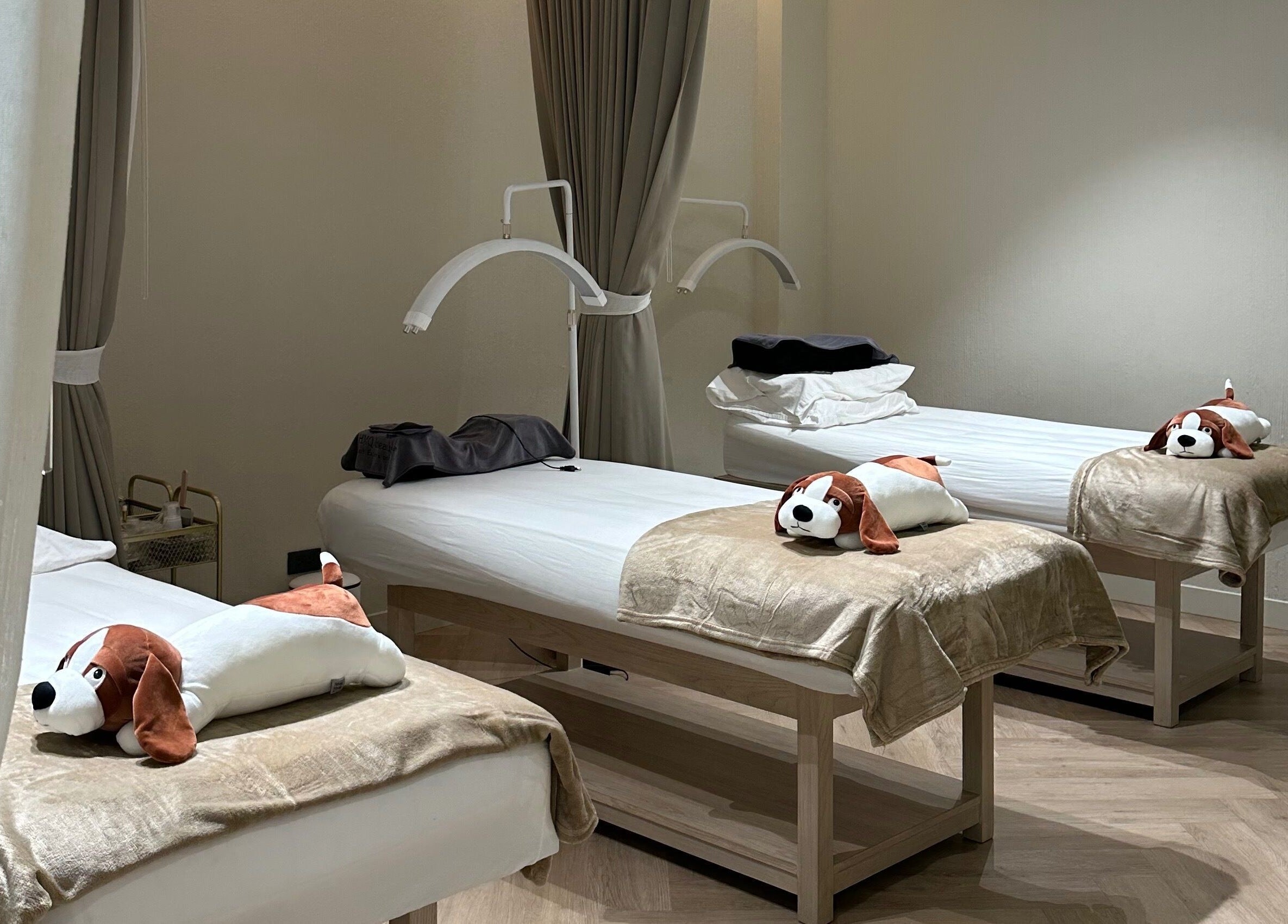 Cozy therapy beds at Glow Haus Beauty Studio, กรุงเทพมหานคร, TH, featuring plush animal cushions.