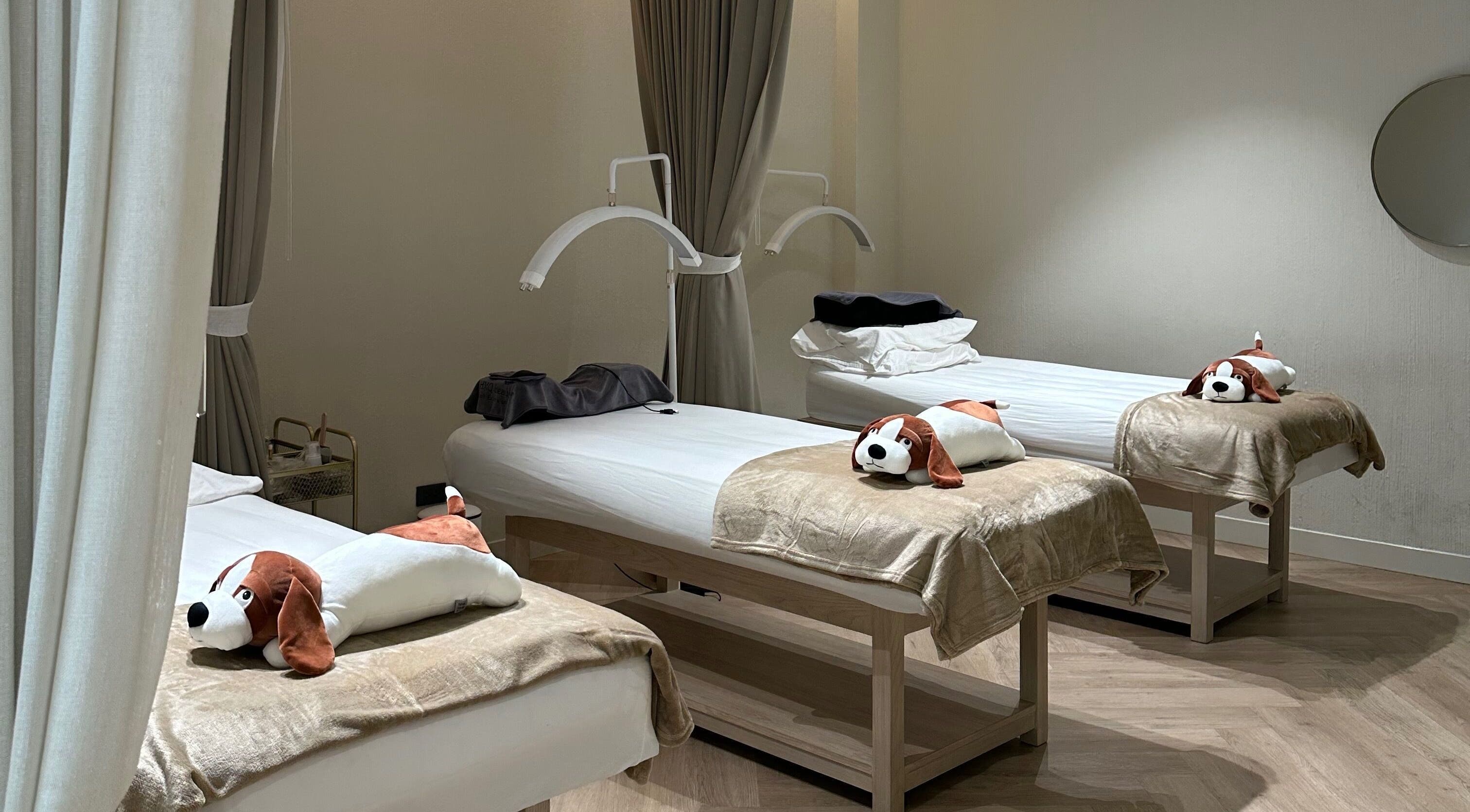 Cozy therapy beds at Glow Haus Beauty Studio, กรุงเทพมหานคร, TH, featuring plush animal cushions.