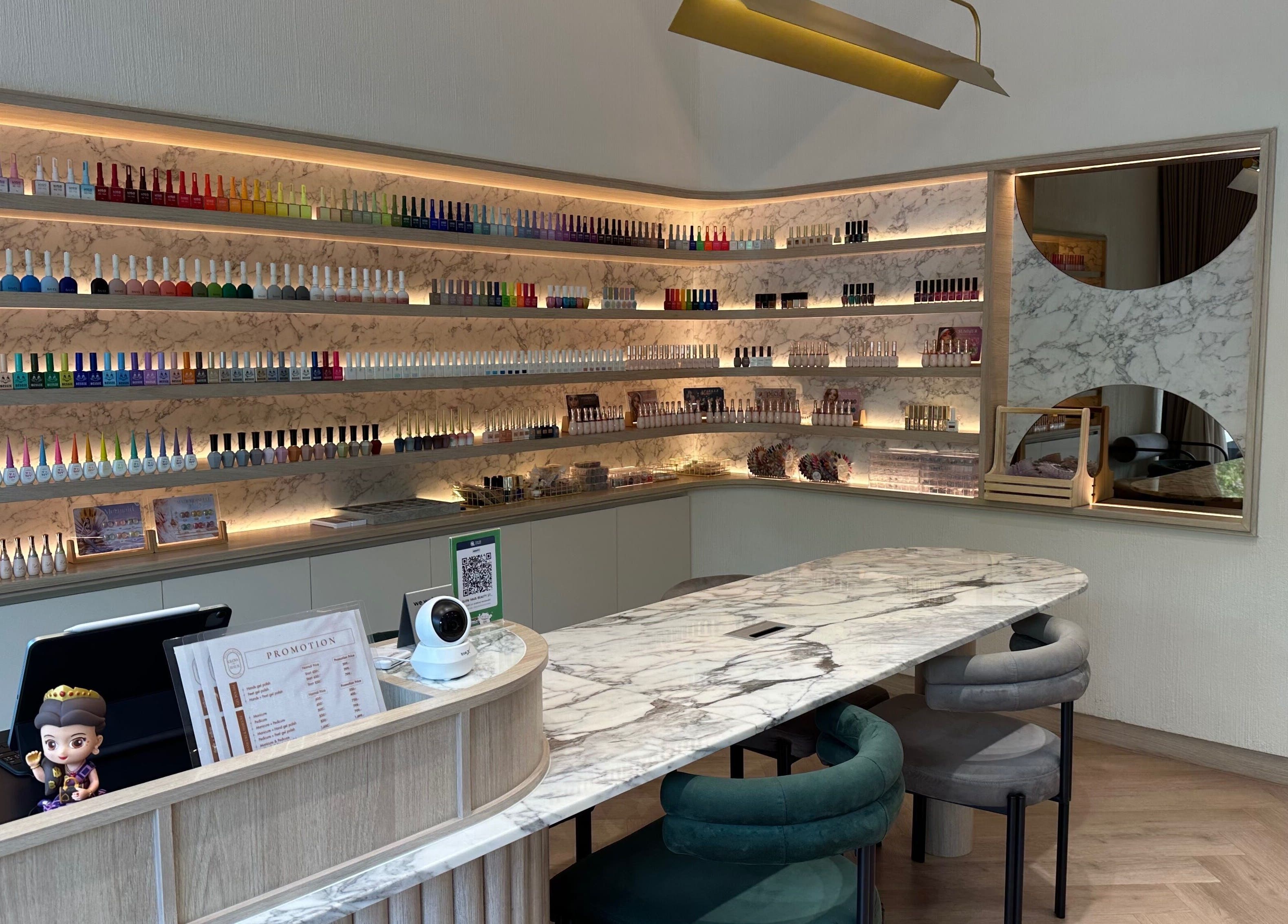 Nail polish display at Glow Haus Beauty Studio, กรุงเทพฯ. Elegant marble countertops enhance the ambiance.