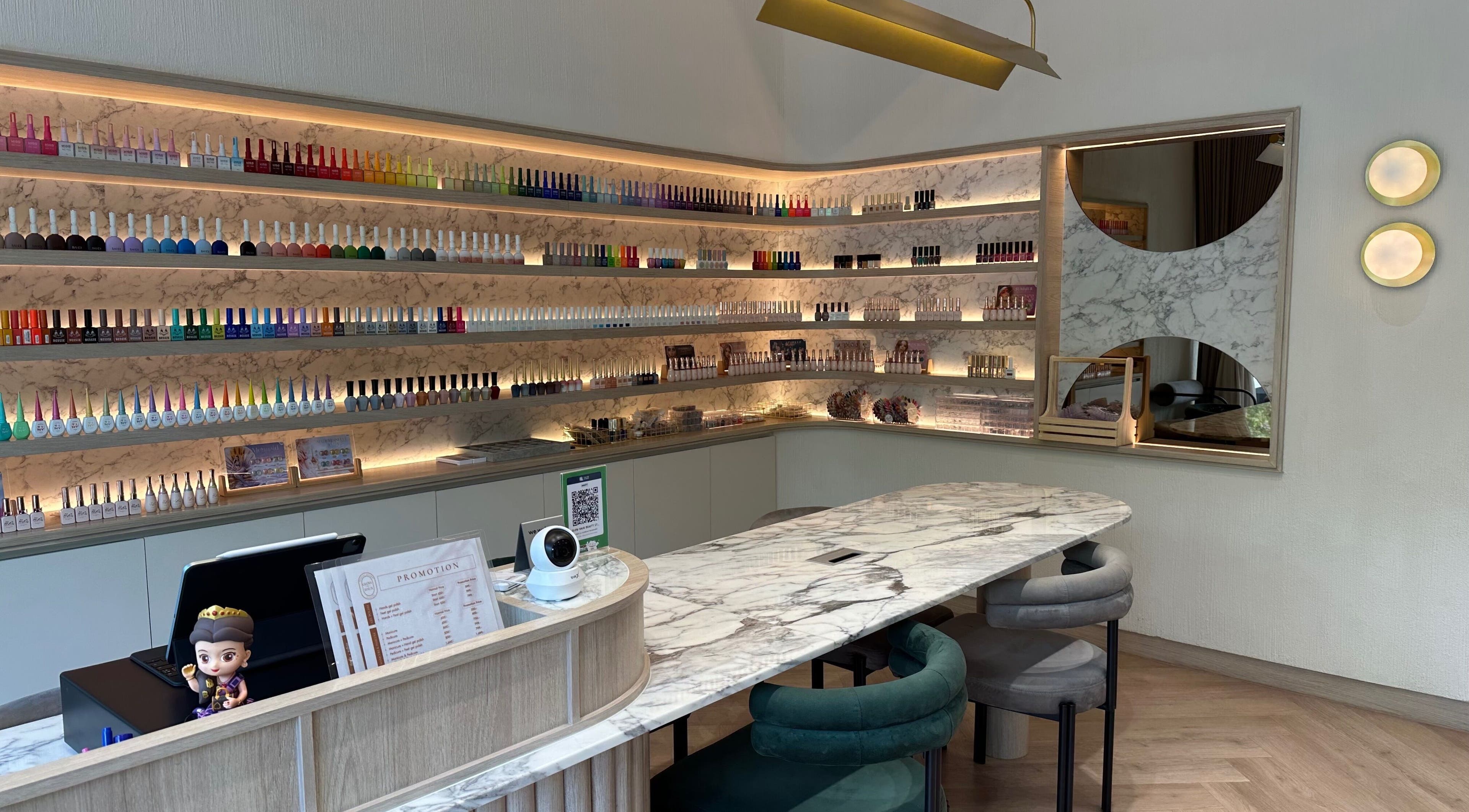 Nail polish display at Glow Haus Beauty Studio, กรุงเทพฯ. Elegant marble countertops enhance the ambiance.