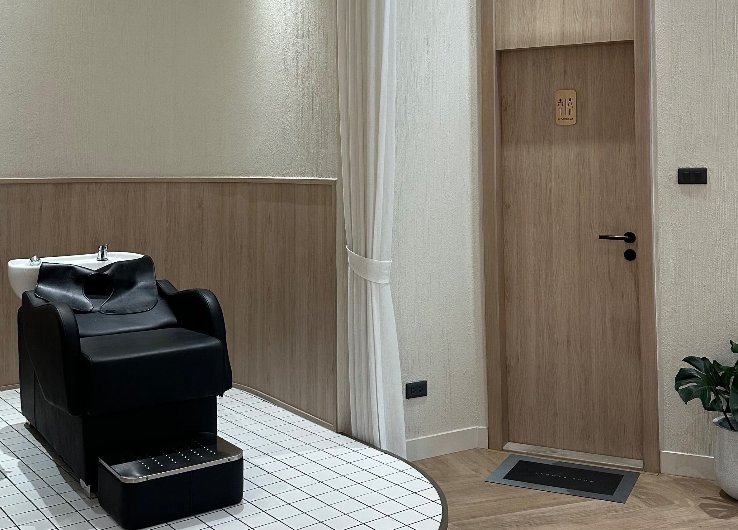 Relaxing wash station at Glow Haus Beauty Studio, กรุงเทพมหานคร, TH, with modern design and potted plant.