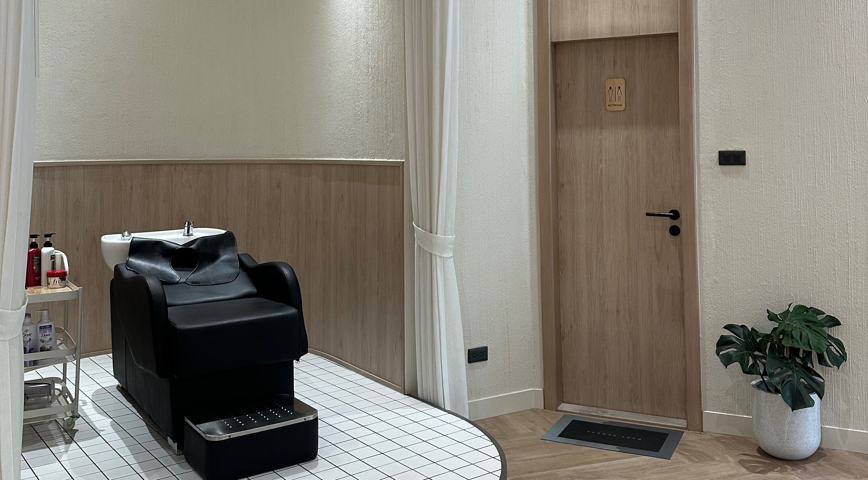 Relaxing wash station at Glow Haus Beauty Studio, กรุงเทพมหานคร, TH, with modern design and potted plant.