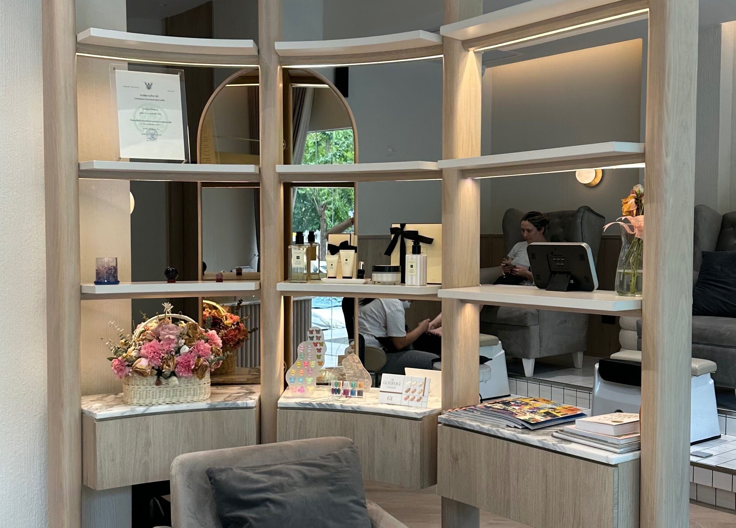 Elegant lounge at Glow Haus Beauty Studio, กรุงเทพมหานคร, cozy seating with floral accents.