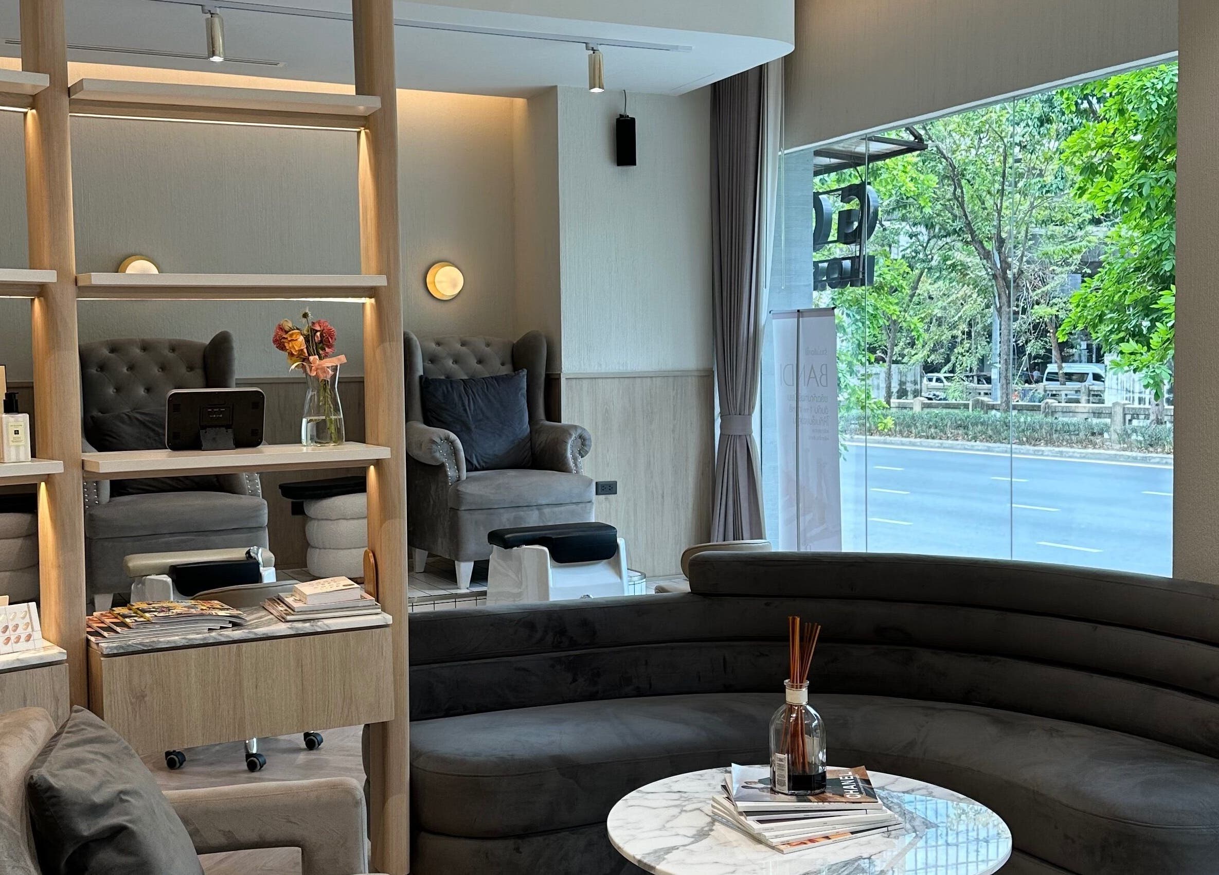 Chic interior of Glow Haus Beauty Studio in กรุงเทพมหานคร, featuring plush seating and modern decor.