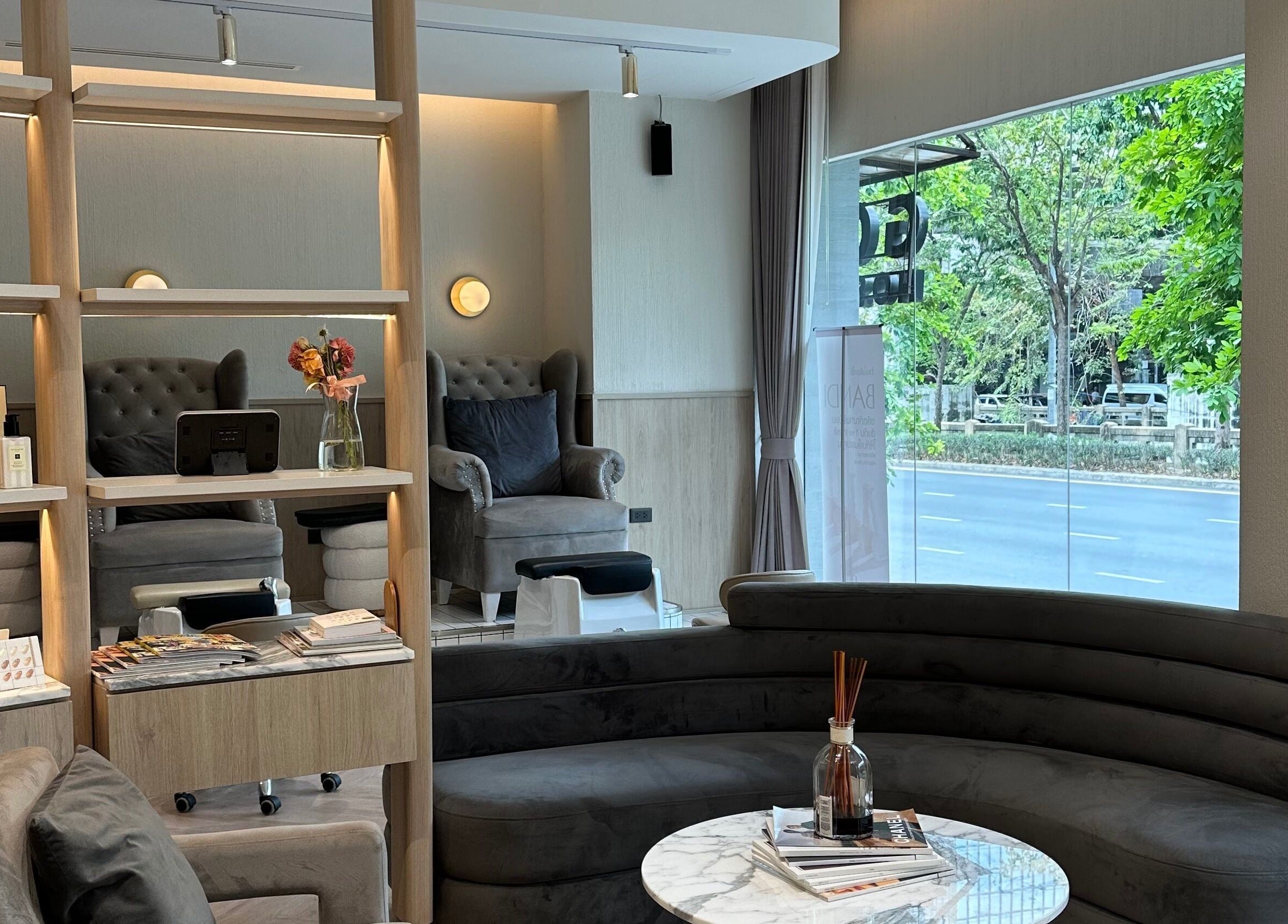 Chic interior of Glow Haus Beauty Studio in กรุงเทพมหานคร, featuring plush seating and modern decor.