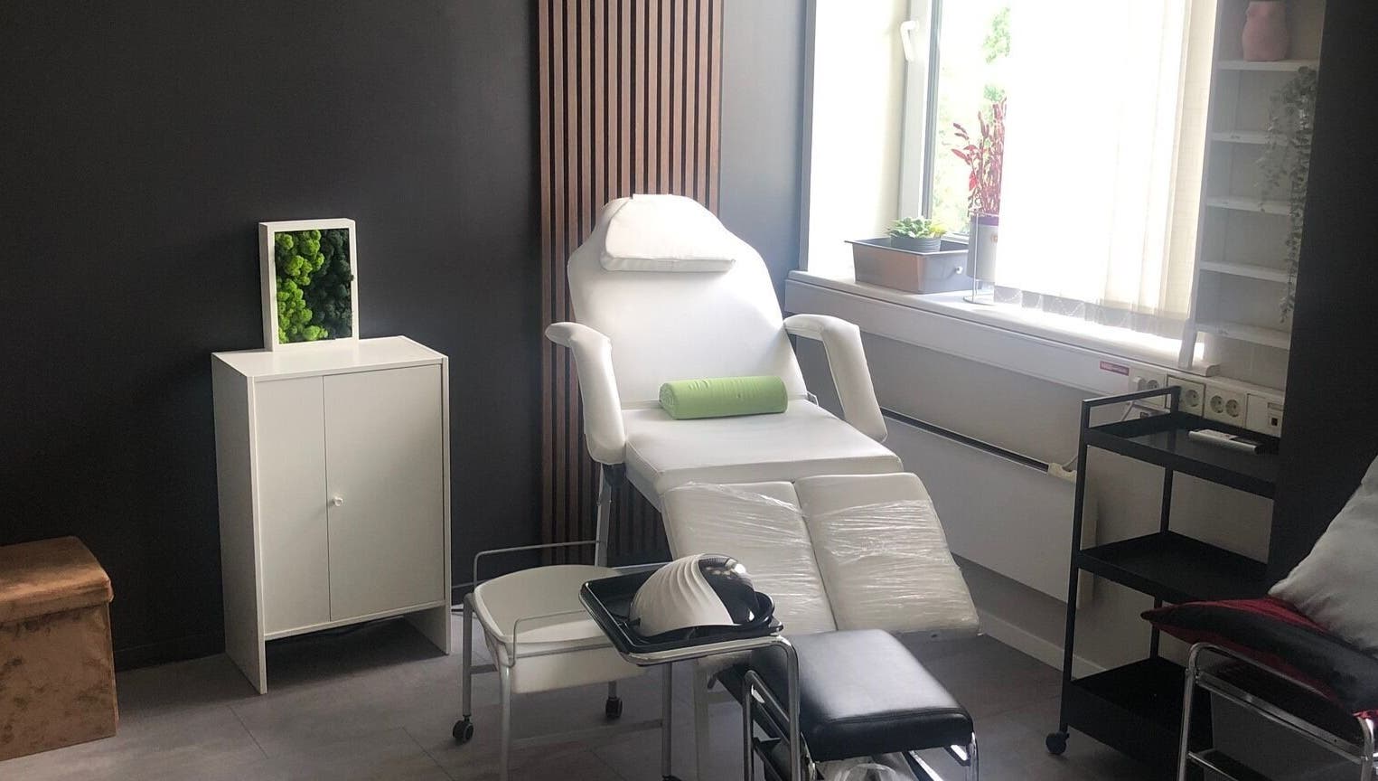 Elegant treatment room at Stuudio Bond, Tallinn, Harju maakond, EE with white chair and natural decor.