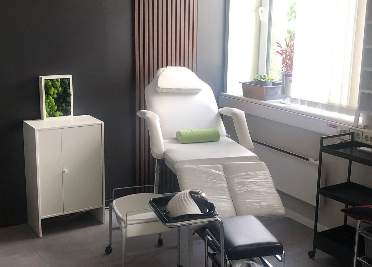 Elegant treatment room at Stuudio Bond, Tallinn, Harju maakond, EE with white chair and natural decor.
