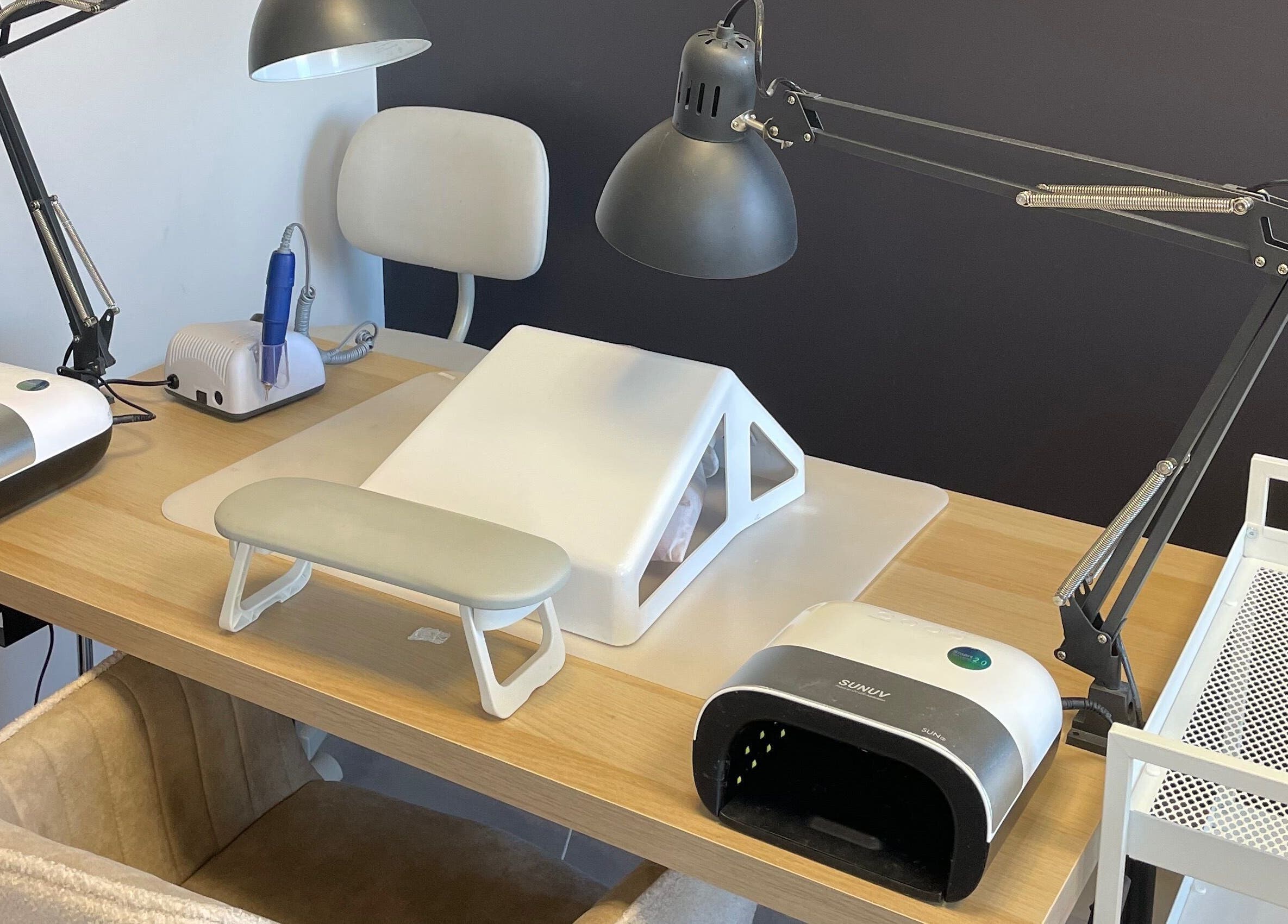 Modern nail station at Stuudio Bond, Tallinn, Harju maakond, EE showcasing elegant design and equipment.