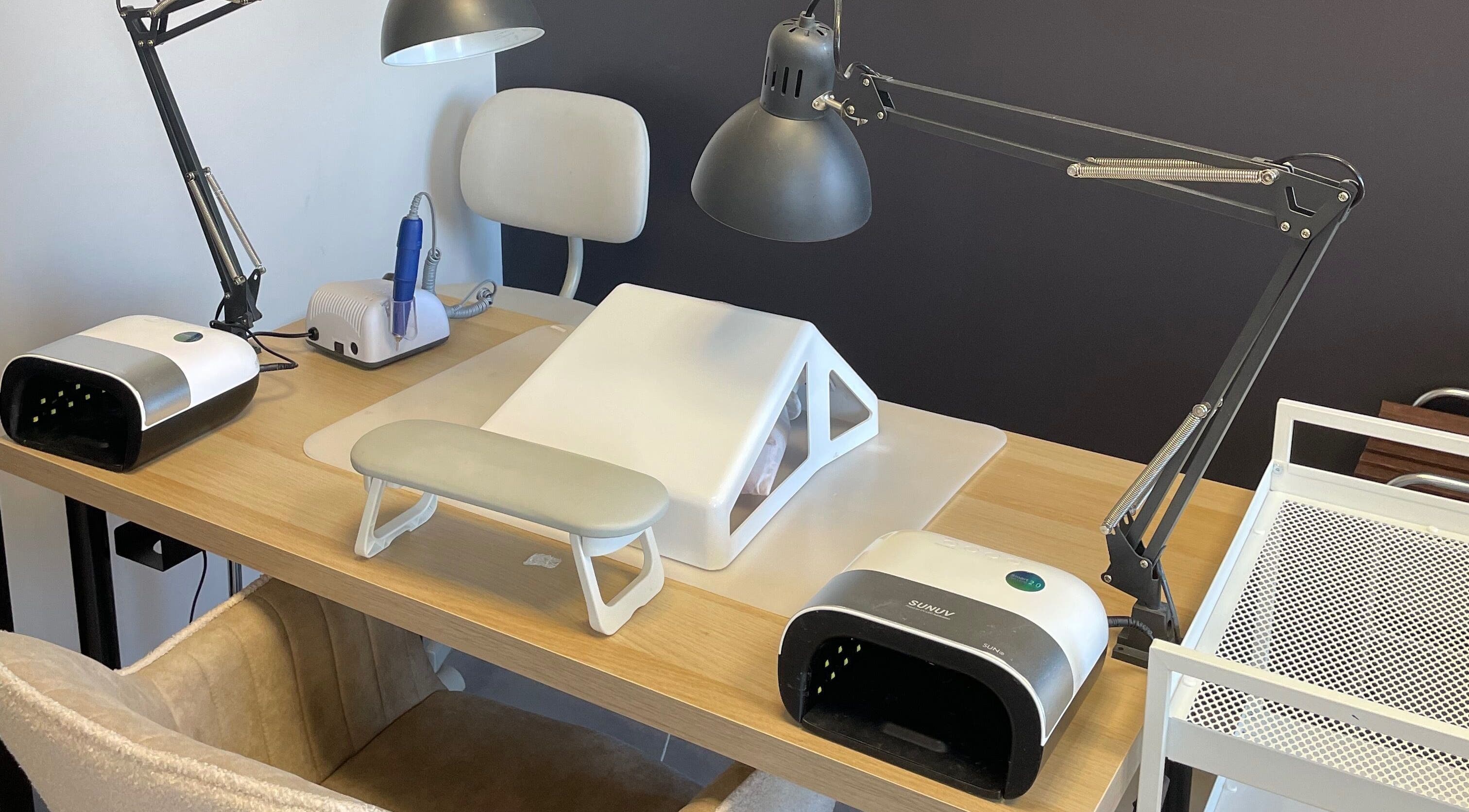 Modern nail station at Stuudio Bond, Tallinn, Harju maakond, EE showcasing elegant design and equipment.