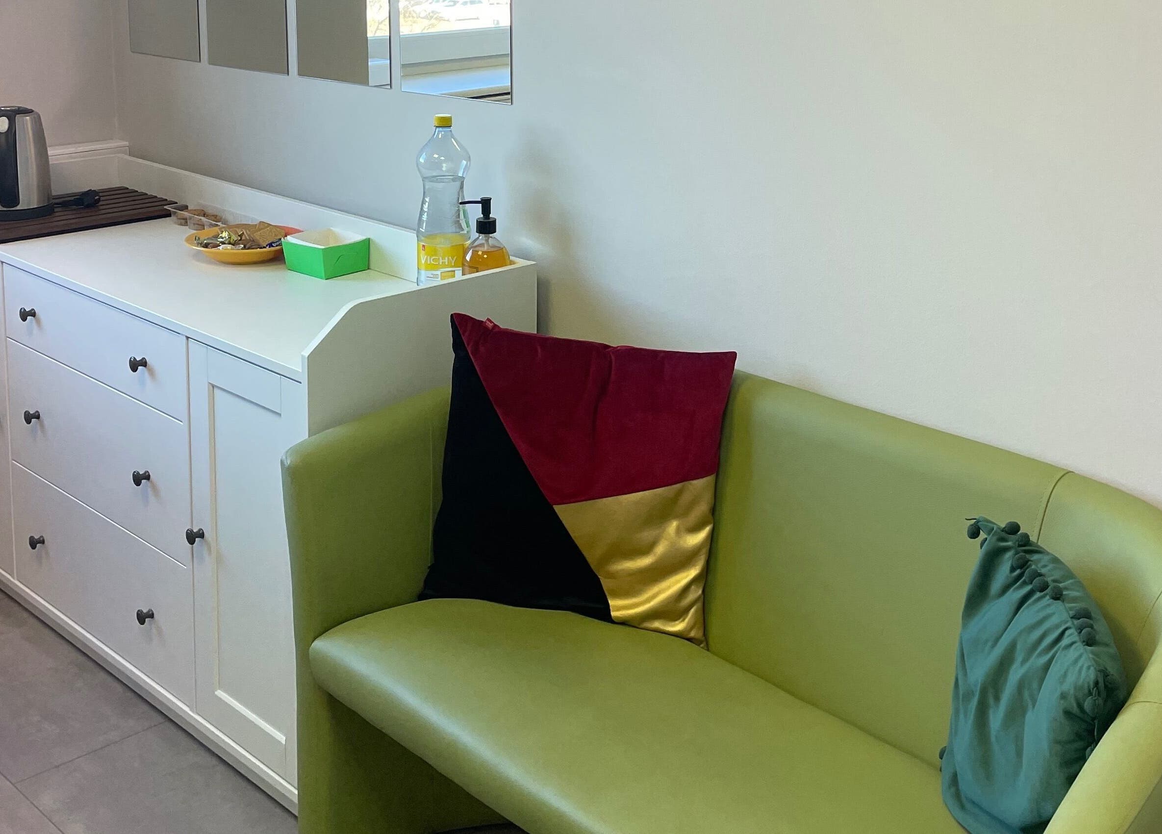 Stuudio Bond lounge with green sofa and decor, Tallinn, Harju maakond, EE.