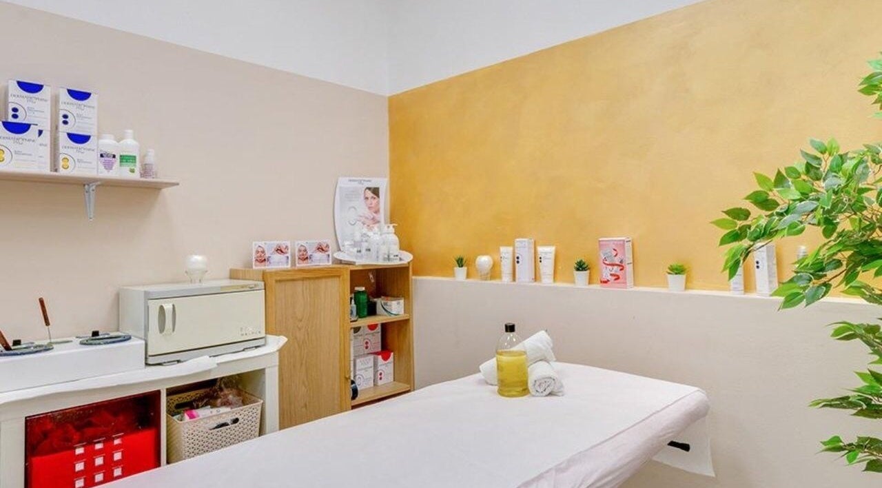 Sala trattamenti Estetica Simo a Rimini, Emilia-Romagna, IT con lettino e prodotti di bellezza.