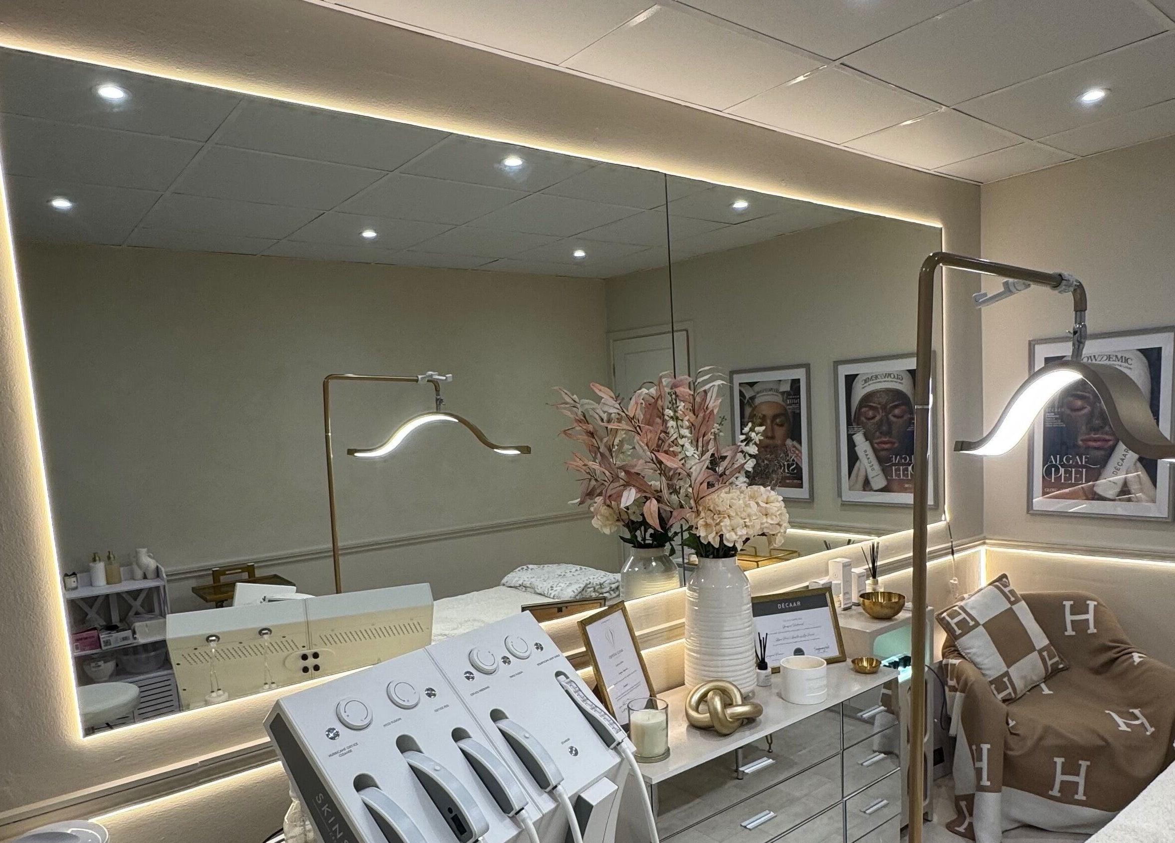 GLOWDEMIC beauty room in Old Town, Swindon, England, GB with modern decor and floral accents.