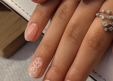 طلاء أظافر زهرية مع تصميم زهري في Embellish Women Salon الشارقة, إمارة الشارقةّ, AE.