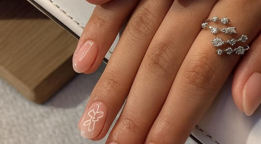 طلاء أظافر زهرية مع تصميم زهري في Embellish Women Salon الشارقة, إمارة الشارقةّ, AE.