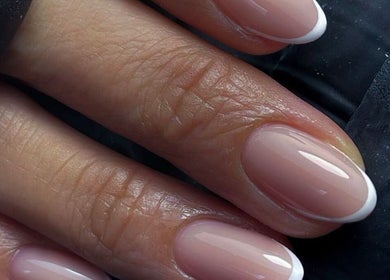 تصميم أظافر فرنسي أنيق في Embellish Women Salon، الشارقة، إمارة الشارقةّ، AE.