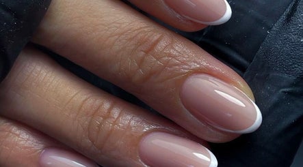 تصميم أظافر فرنسي أنيق في Embellish Women Salon، الشارقة، إمارة الشارقةّ، AE.