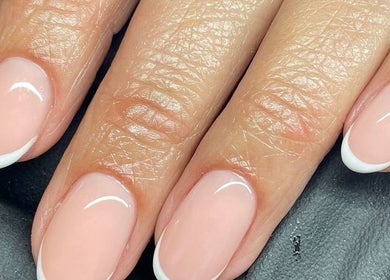 تصميم أظافر فرنسي في صالون Embellish Women Salon بالشارقة, إمارة الشارقةّ, AE.