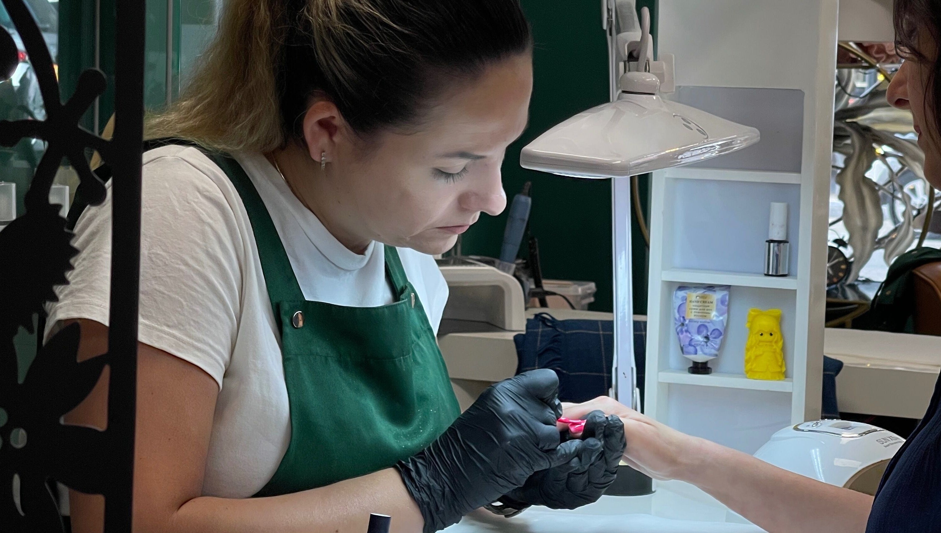 Мастер в салоне 'Malkat Khaim', Ришон-Ле-Цион, Центр, IL, выполняет маникюр.