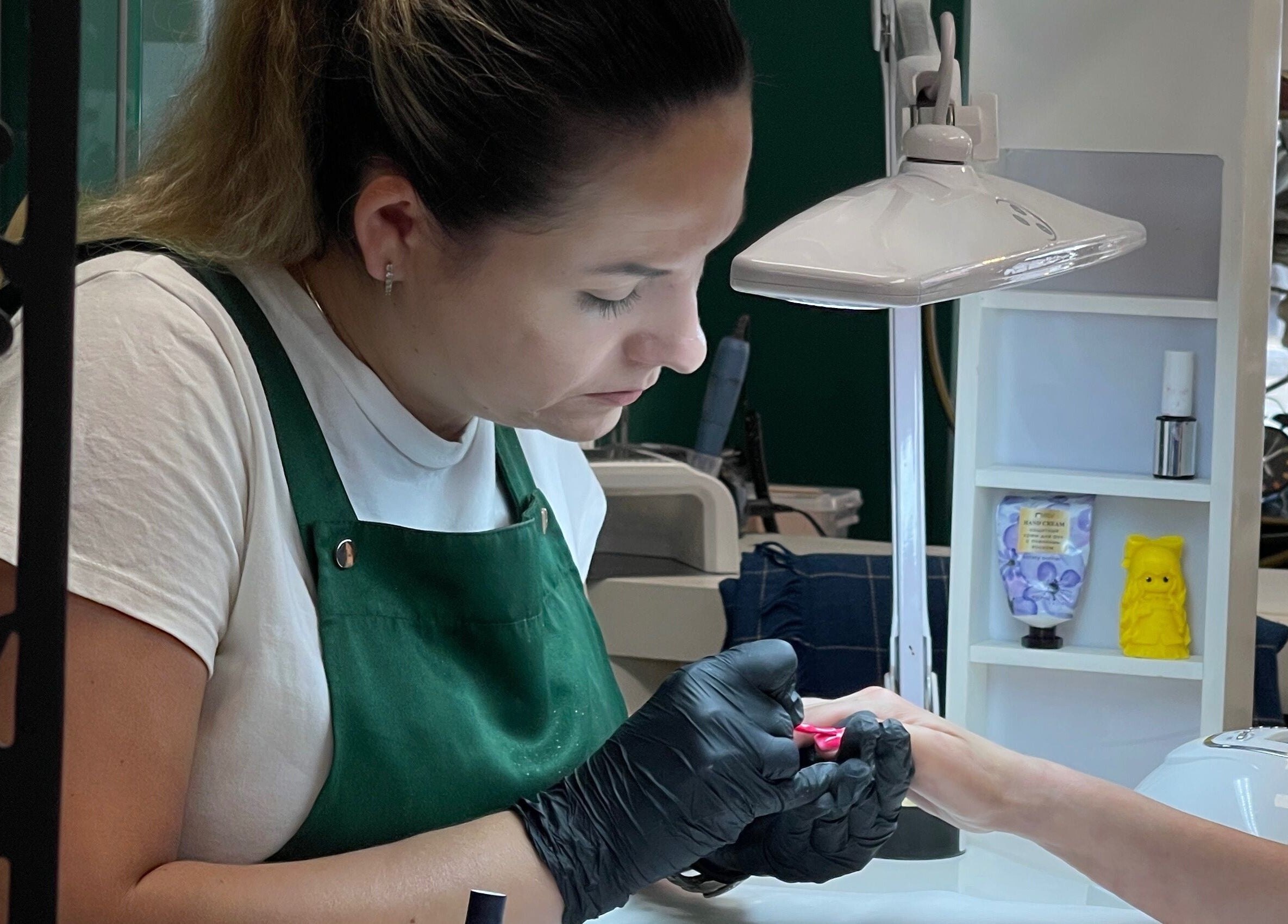 Мастер в салоне 'Malkat Khaim', Ришон-Ле-Цион, Центр, IL, выполняет маникюр.