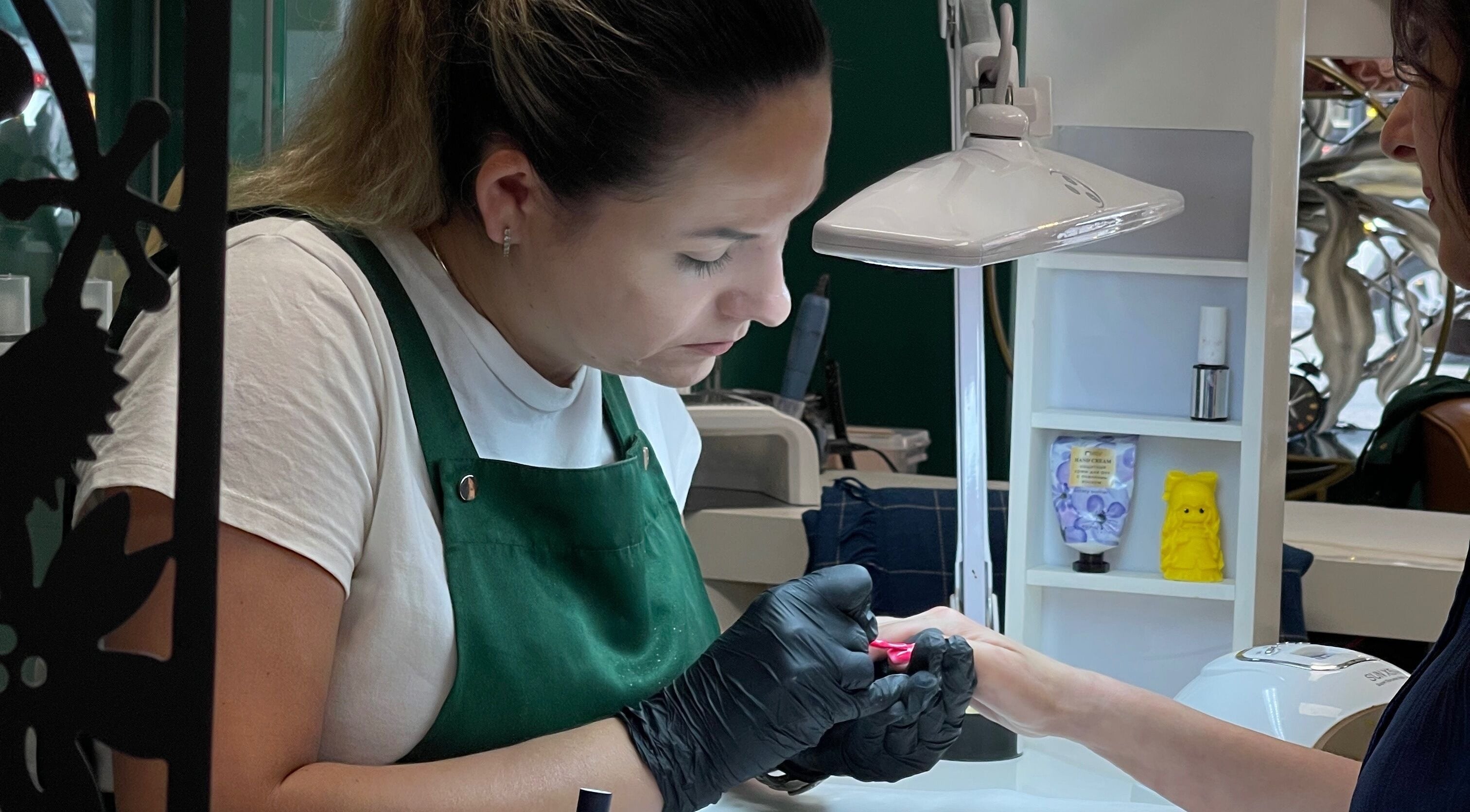 Мастер в салоне 'Malkat Khaim', Ришон-Ле-Цион, Центр, IL, выполняет маникюр.