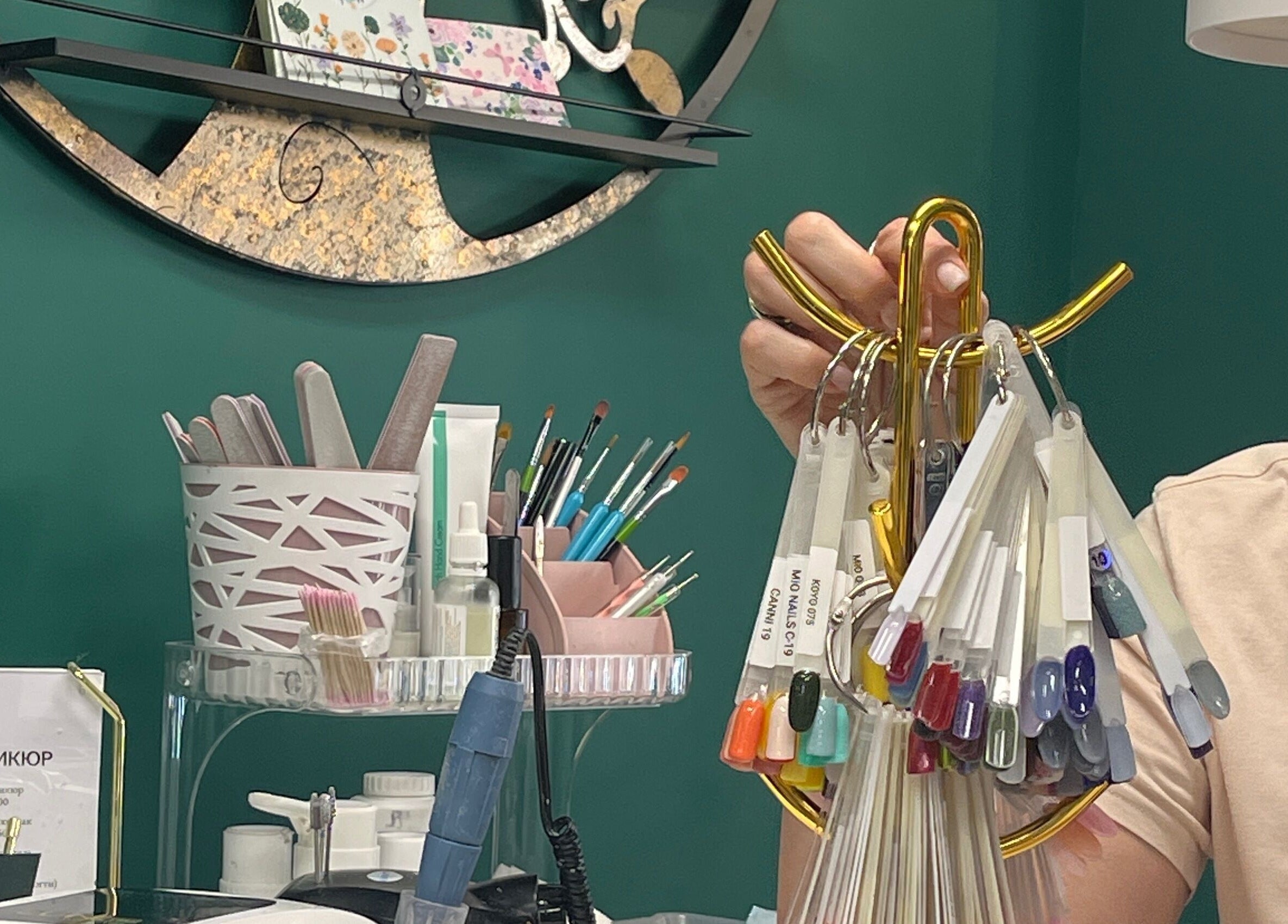 Интерьер салона Malkat Khaim в Ришон-Лецион, инструменты для маникюра, лаковые палитры.