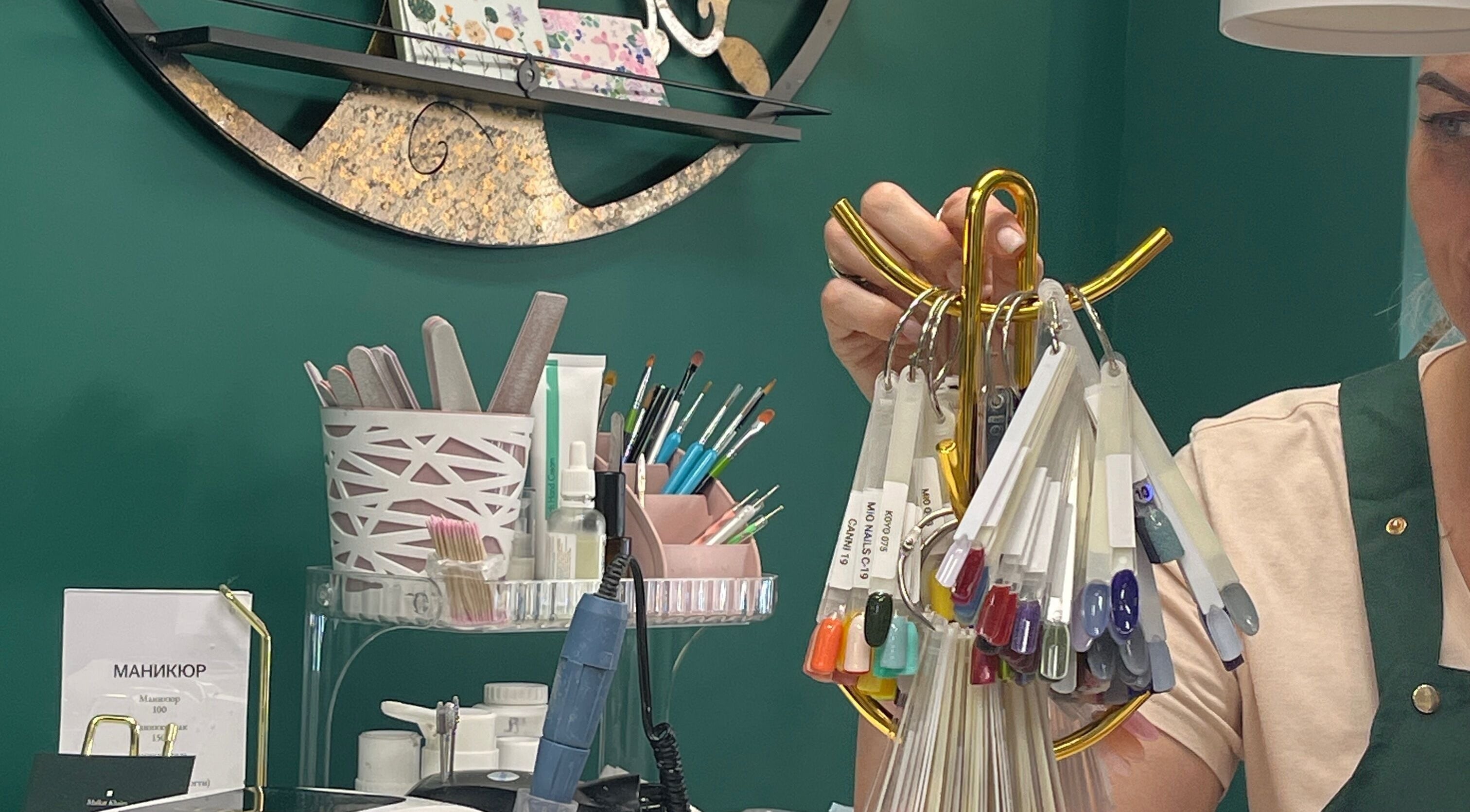 Интерьер салона Malkat Khaim в Ришон-Лецион, инструменты для маникюра, лаковые палитры.