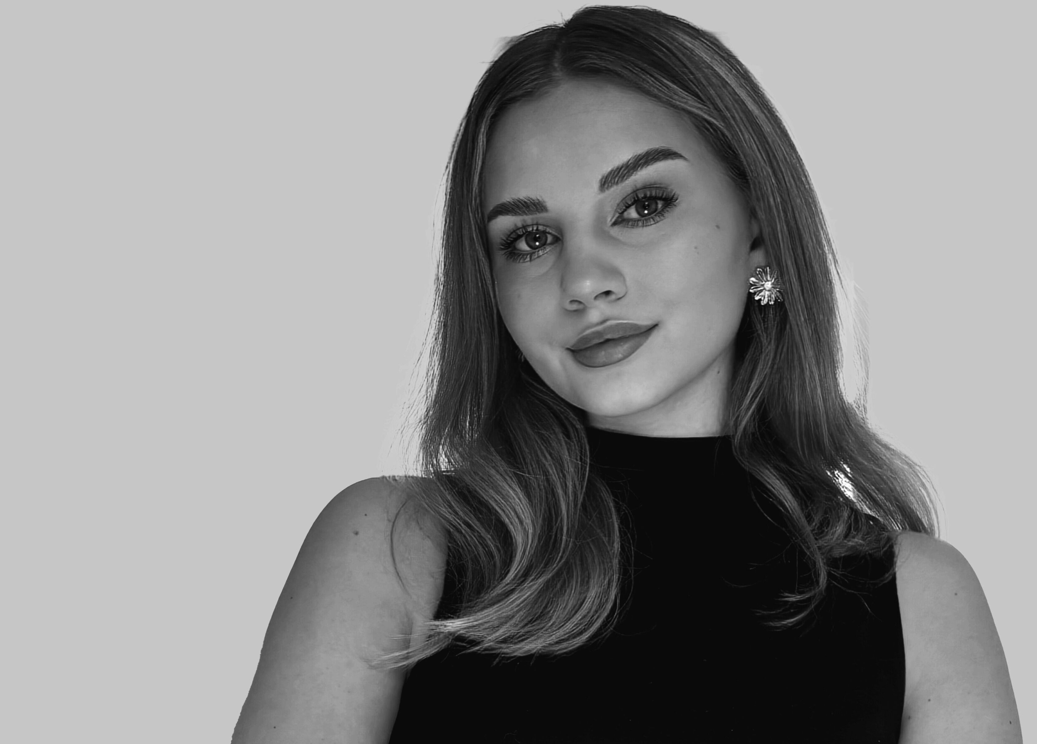 Kobieta w czarnym topie w Nmarkocka Aesthetic, Byczyna, Województwo Opolskie, PL.