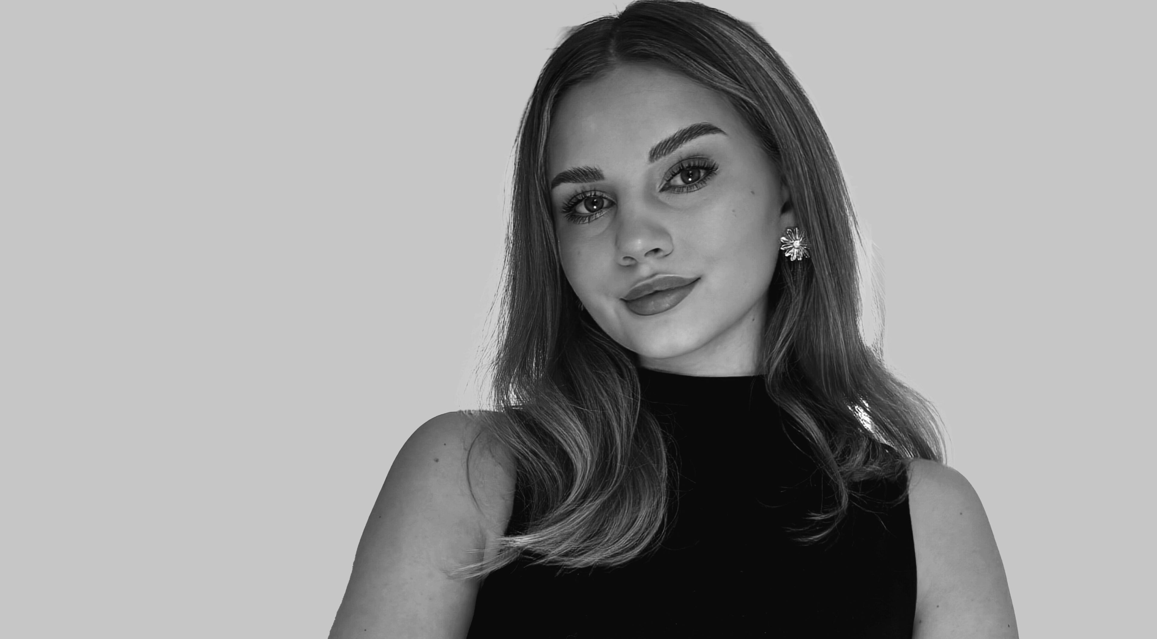 Kobieta w czarnym topie w Nmarkocka Aesthetic, Byczyna, Województwo Opolskie, PL.