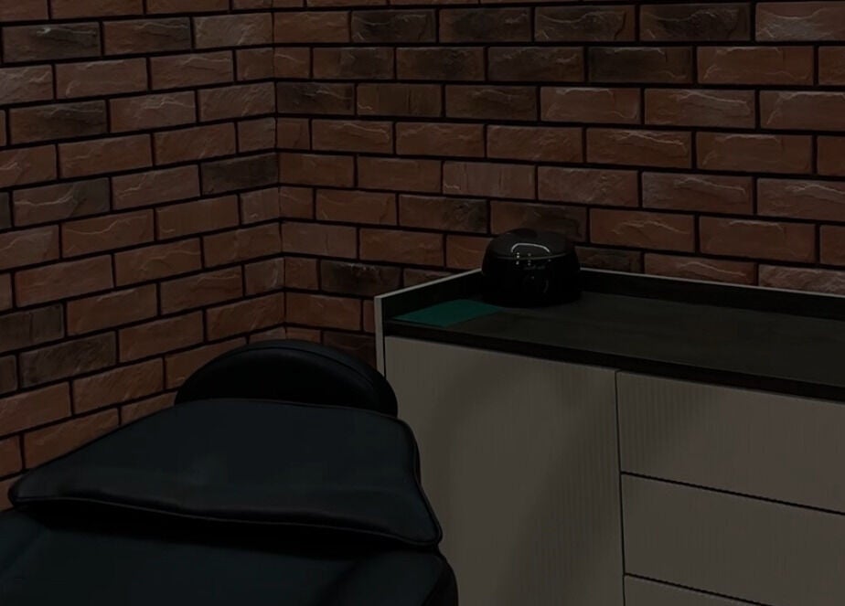 Nowoczesny pokój zabiegowy w Nmarkocka Aesthetic, Byczyna, Województwo Opolskie, PL z ceglaną ścianą.