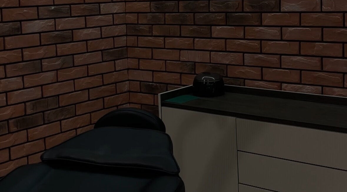 Nowoczesny pokój zabiegowy w Nmarkocka Aesthetic, Byczyna, Województwo Opolskie, PL z ceglaną ścianą.