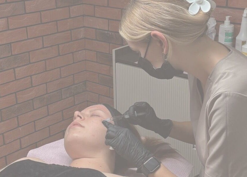 Zabieg estetyczny w Nmarkocka Aesthetic, Byczyna, Województwo Opolskie, PL. Specjalistka wykonuje mikrodermabrazję.