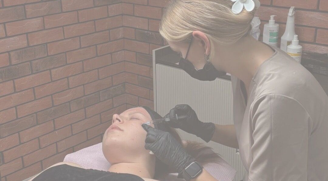 Zabieg estetyczny w Nmarkocka Aesthetic, Byczyna, Województwo Opolskie, PL. Specjalistka wykonuje mikrodermabrazję.