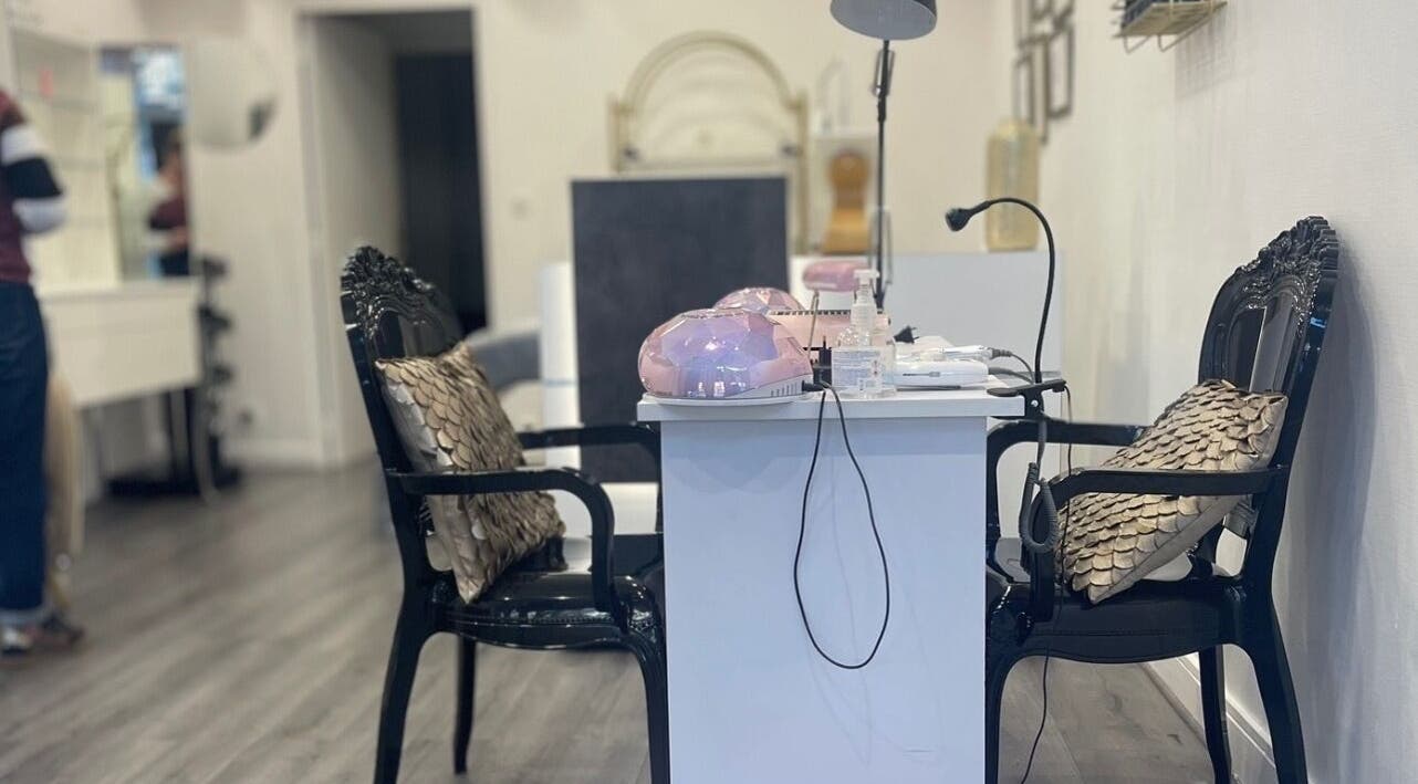 Table de manucure élégante chez AR'SKIN, Orléans, Centre-val De Loire, FR, avec chaise noire et lampe moderne.