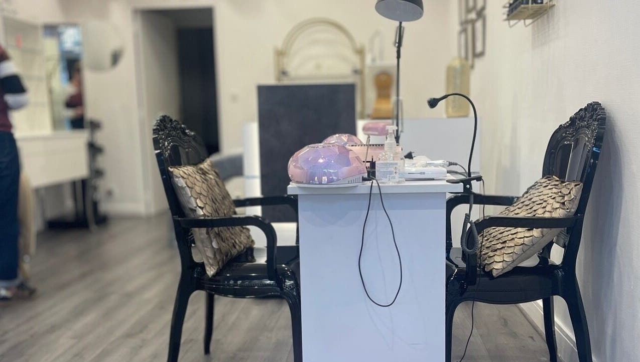 Coin manucure élégant chez AR’SKIN, Orléans, Centre-val De Loire, FR avec fauteuils noirs et lampe moderne.