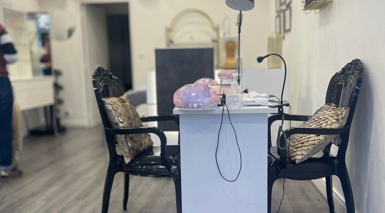 Coin manucure élégant chez AR’SKIN, Orléans, Centre-val De Loire, FR avec fauteuils noirs et lampe moderne.