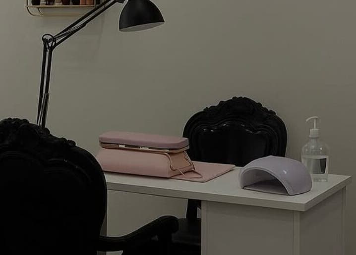 Table manucure élégante chez AR’SKIN à Orléans, Centre-val De Loire, FR avec équipement moderne.