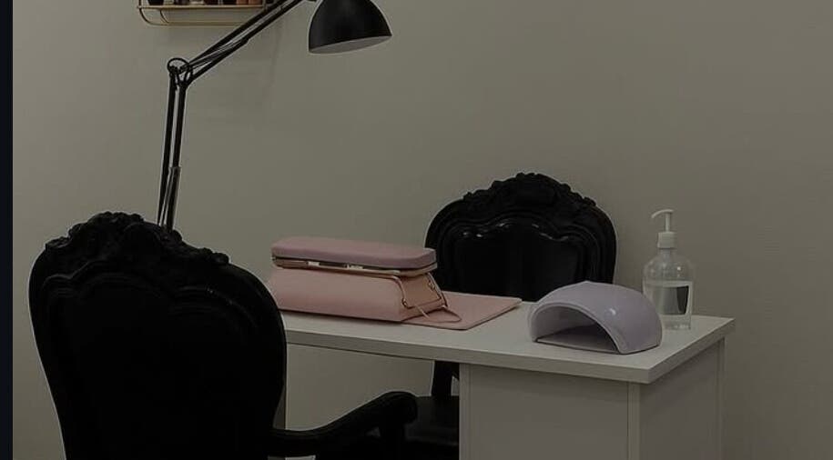 Table manucure élégante chez AR’SKIN à Orléans, Centre-val De Loire, FR avec équipement moderne.