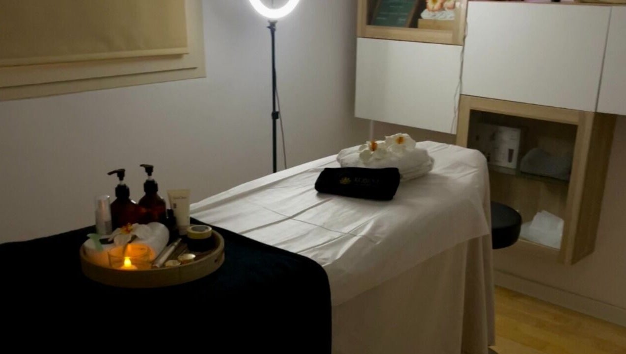 Relaxing spa room at Kobido Mallorca, Palma, Illes Balears, ES with massage table and essential oils.