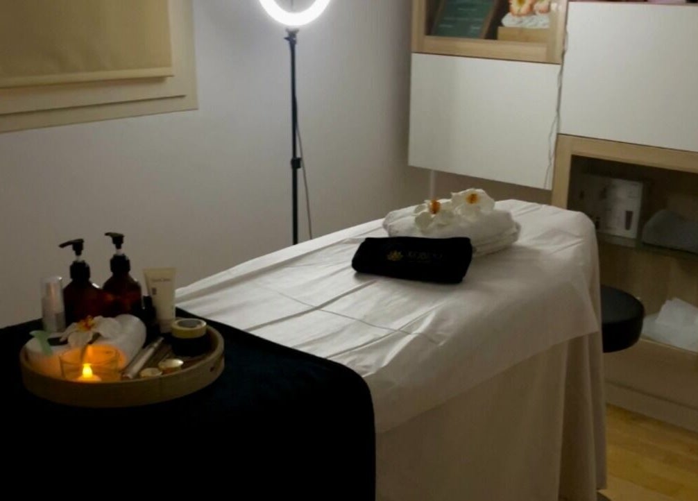 Relaxing spa room at Kobido Mallorca, Palma, Illes Balears, ES with massage table and essential oils.
