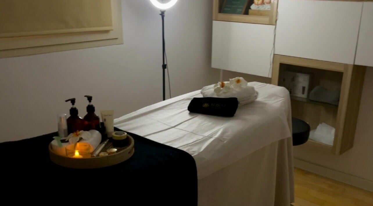 Relaxing spa room at Kobido Mallorca, Palma, Illes Balears, ES with massage table and essential oils.