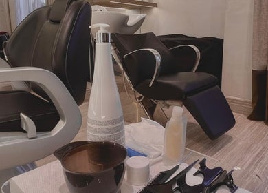 منظر داخلي لصالون Layla Beauty Centre بالرياض, منطقة الرياض, SA مع تجهيزات أنيقة.