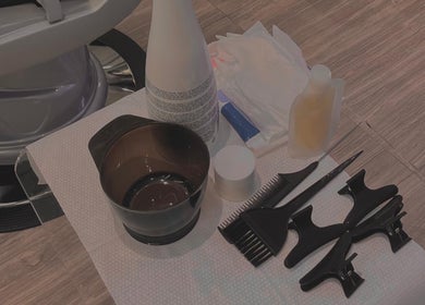 مجموعة أدوات التجميل في Layla Beauty Centre، الرياض، منطقة الرياض، SA تشمل فرش ومحاليق وصبغات.