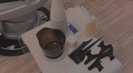 مجموعة أدوات التجميل في Layla Beauty Centre، الرياض، منطقة الرياض، SA تشمل فرش ومحاليق وصبغات.