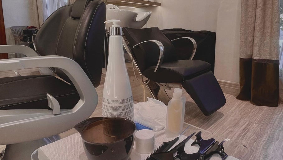 مقصورة صالون حديثة في Layla Beauty Centre بالرياض, منطقة الرياض, SA، مجهزة بأدوات التجميل المتنوعة.